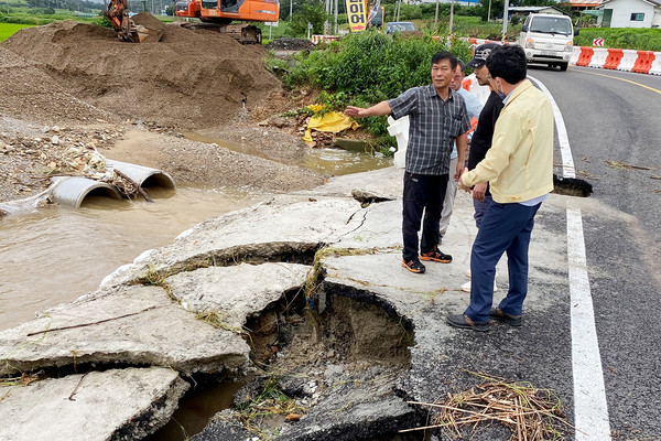 지난 8월 26일 태풍 '바비'로 인한 호우 피해현장을 점검하고 있다(해미면 삼송교)