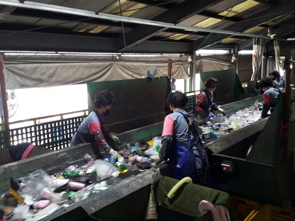 성남시 재활용 선별장에서 직원들이 플라스틱 쓰레기를 선별하고 있다