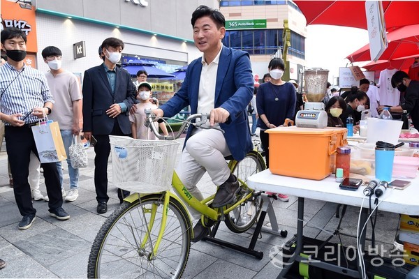 ‘자전거 발전기로 사과쥬스 만들기’ 프로그램에 김동근 의정부시장이 직접 체험자로 나서 많은 시민들로부터 호응을 얻기도 했다.[사진=의정부시 제공]