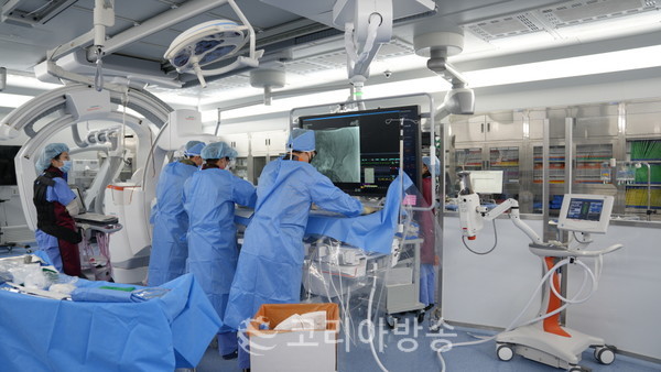의정부을지대학교병원(원장 김병식)이 보건복지부로부터 지역 최초로 TAVI(경피적 대동맥 판막 삽입술, Transcatheter Aortic Calve Implantation) 시술 실시기관으로 선정됐다.[사진=의정부을지대학교병원 제공]