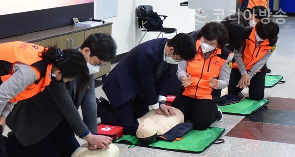김병수 김포시장과 허승범 김포시부시장이 15일 응급처치교육（CPR 및 AED)에 참석한 모습[사진=김포시 제공]