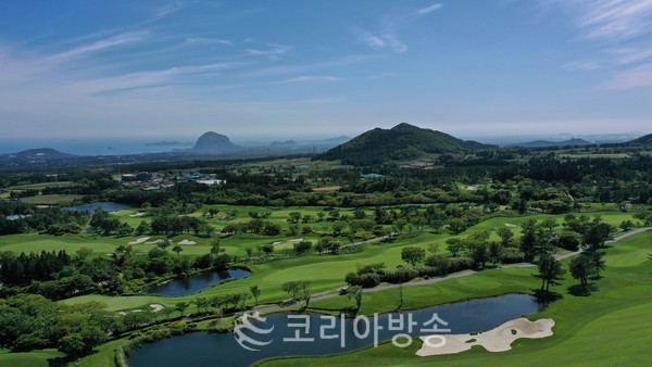 제주 핀크스는 29일 월드 골프 어워드(World Golf Awards, WGA) 선정, 한국 최고 골프 코스 4회 연속 수상 기념으로 기간 한정 골프 패키지 2종을 출시했다.[사진=제주포도호텔 제공]