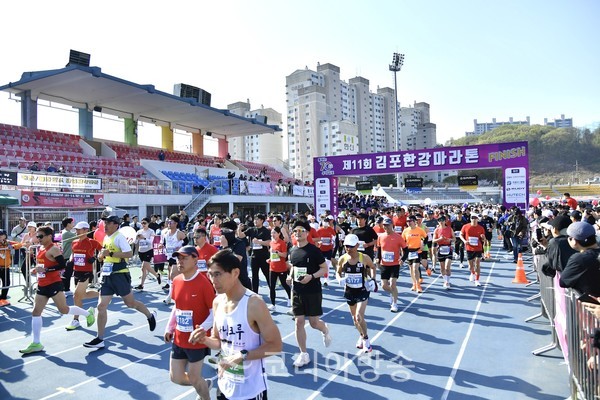 4,452명 선수가 참여한 역대 최대 참가자 수를 기록한 김포한강 마라톤대회[사진=김포시 제공]