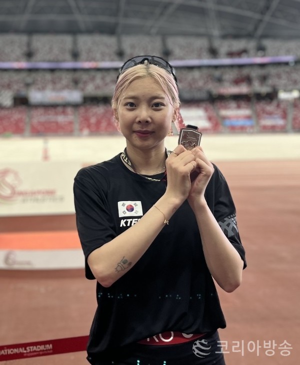 파주시청 육상팀 싱가포르 국제대회 은메달 수상한 남보하나[사진=파주시 제공]