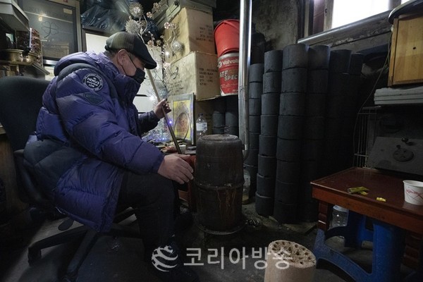 서울 서대문구 홍제동 개미마을에서 한 주민이 연탄으로 난방을 하고 있는 모습[사진/뉴스1.정책브리핑]