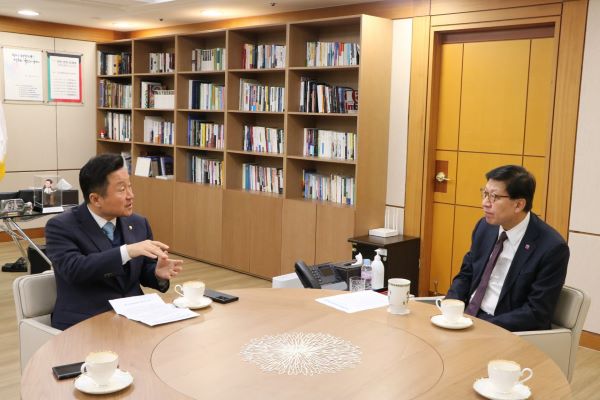   최인호 의원은 박형준 시장을 만난   “ 사하구 현안에 대해 의견을 나누고 있다. 